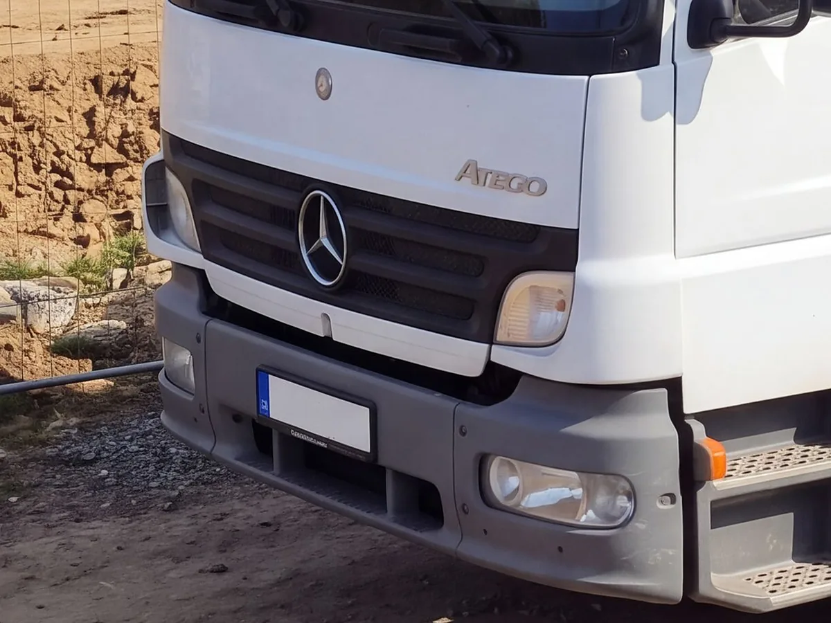 Maska a hvězda nákladního vozu Mercedes-Benz Atego